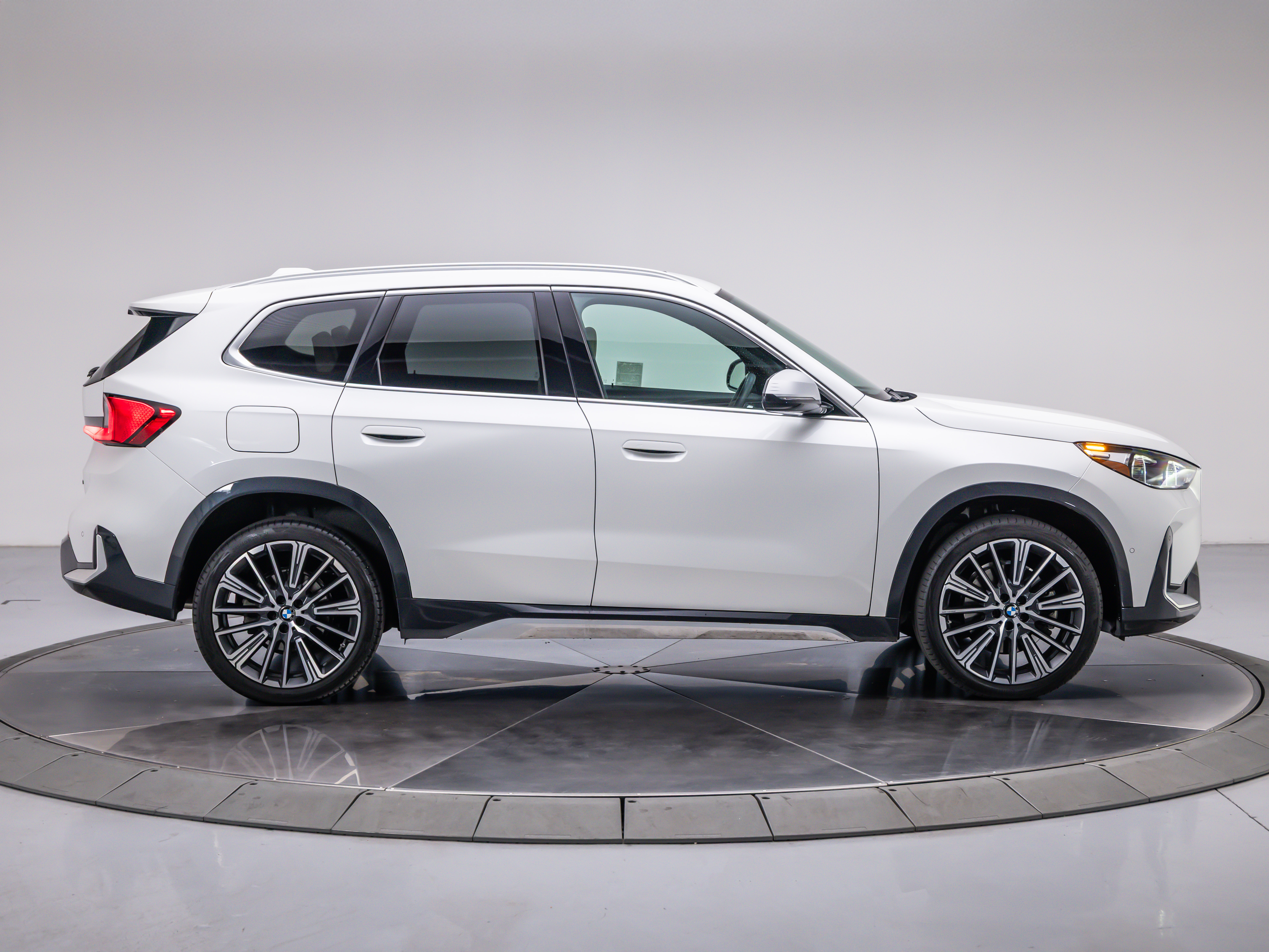 2023 Bmw X1 XDrive28i photo 3