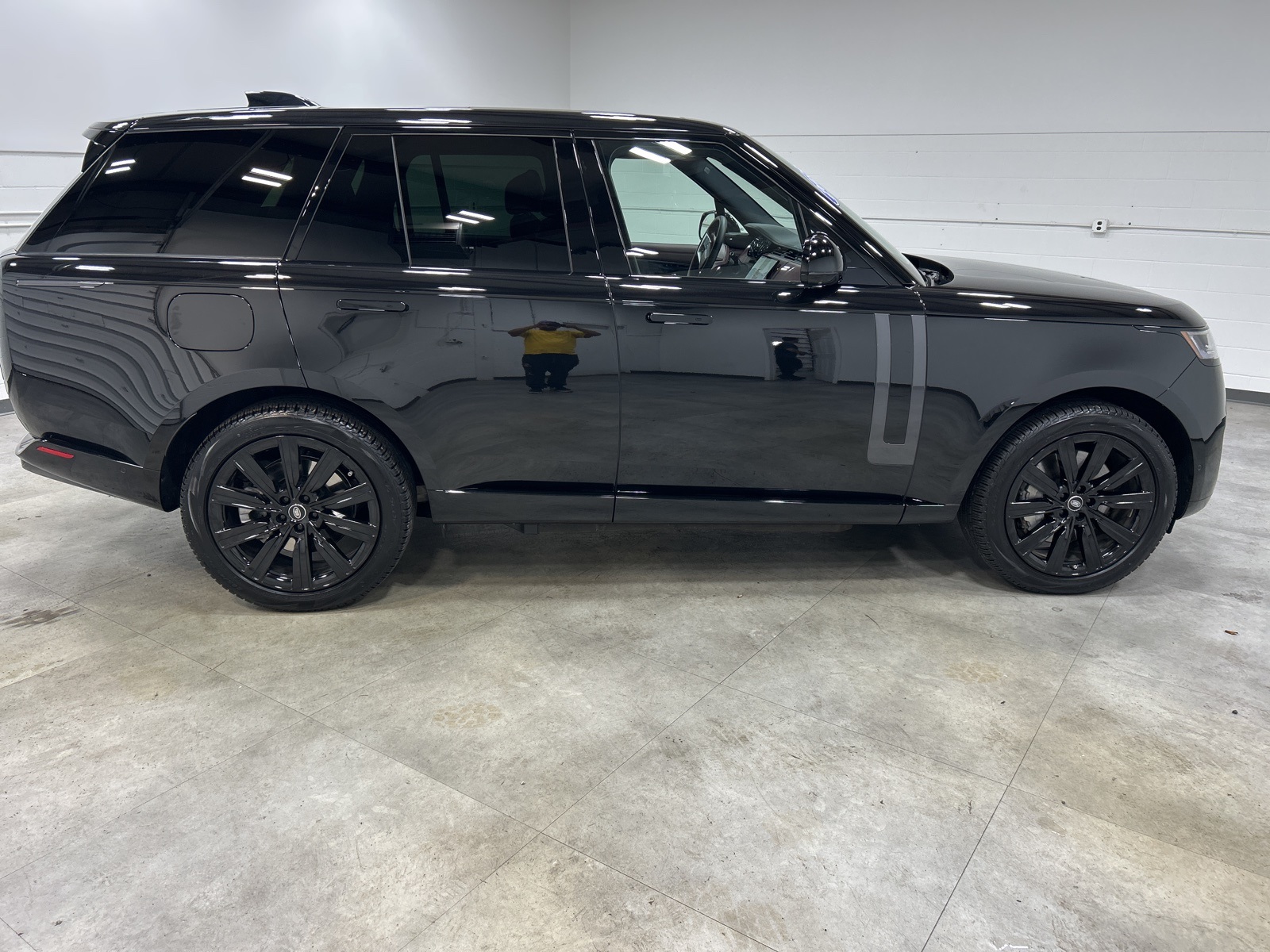 2025 Land Rover Range Rover SE photo 2