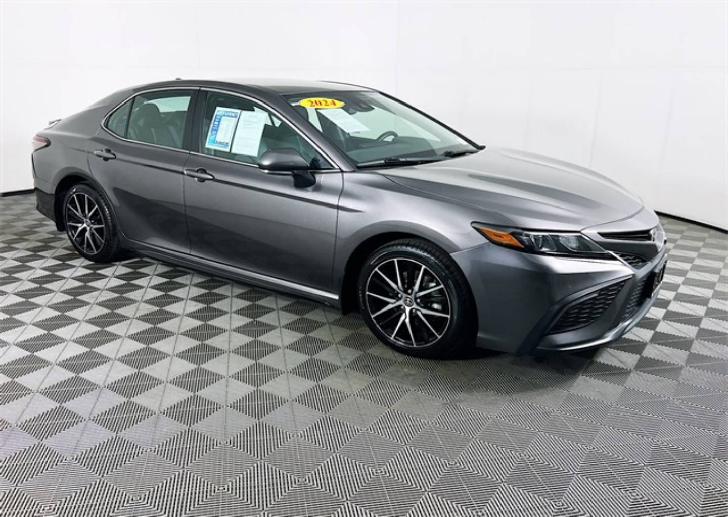 2024 Toyota Camry SE's photo