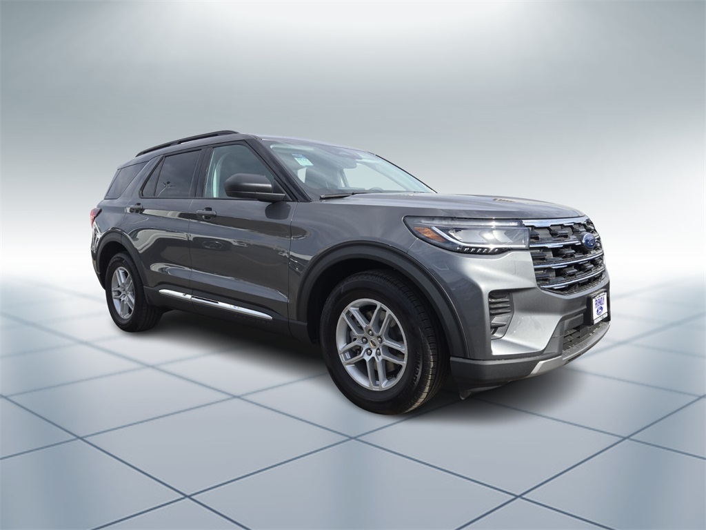 2025 Ford Explorer photo 2