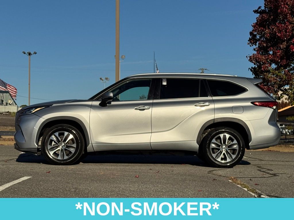 2022 Toyota Highlander XLE photo 2