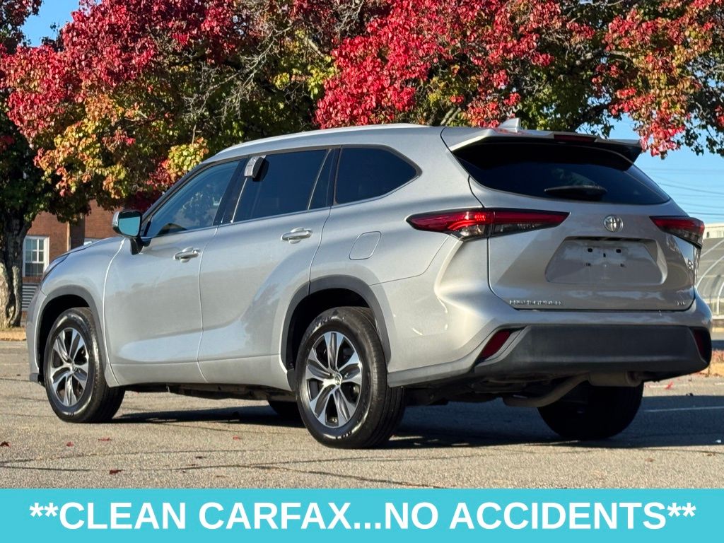 2022 Toyota Highlander XLE photo 3