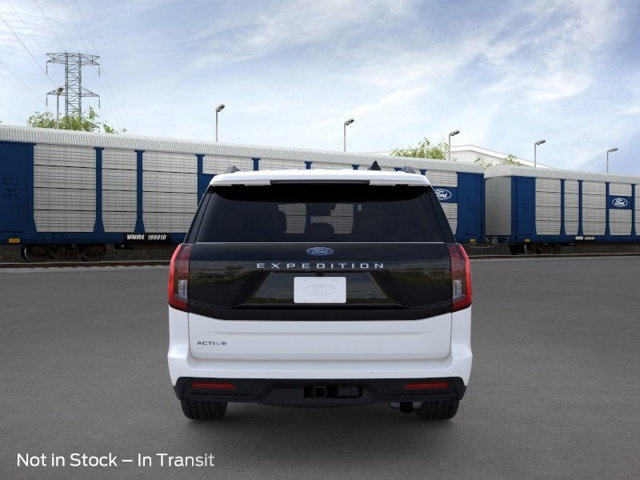 2025 Ford Expedition photo 2