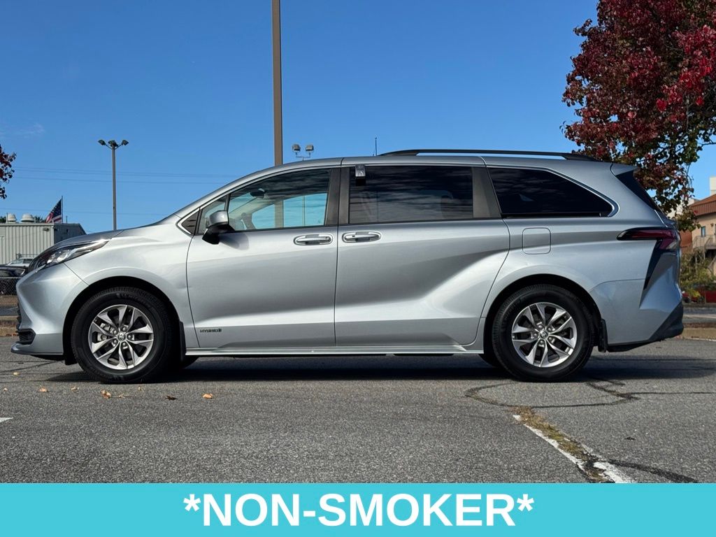 2021 Toyota Sienna LE photo 3
