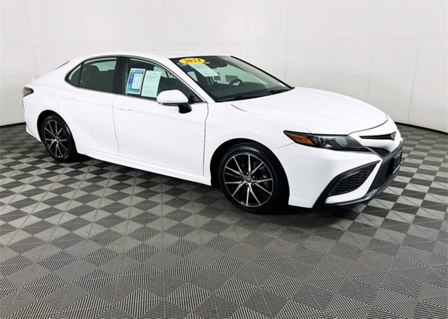 2024 Toyota Camry SE's photo