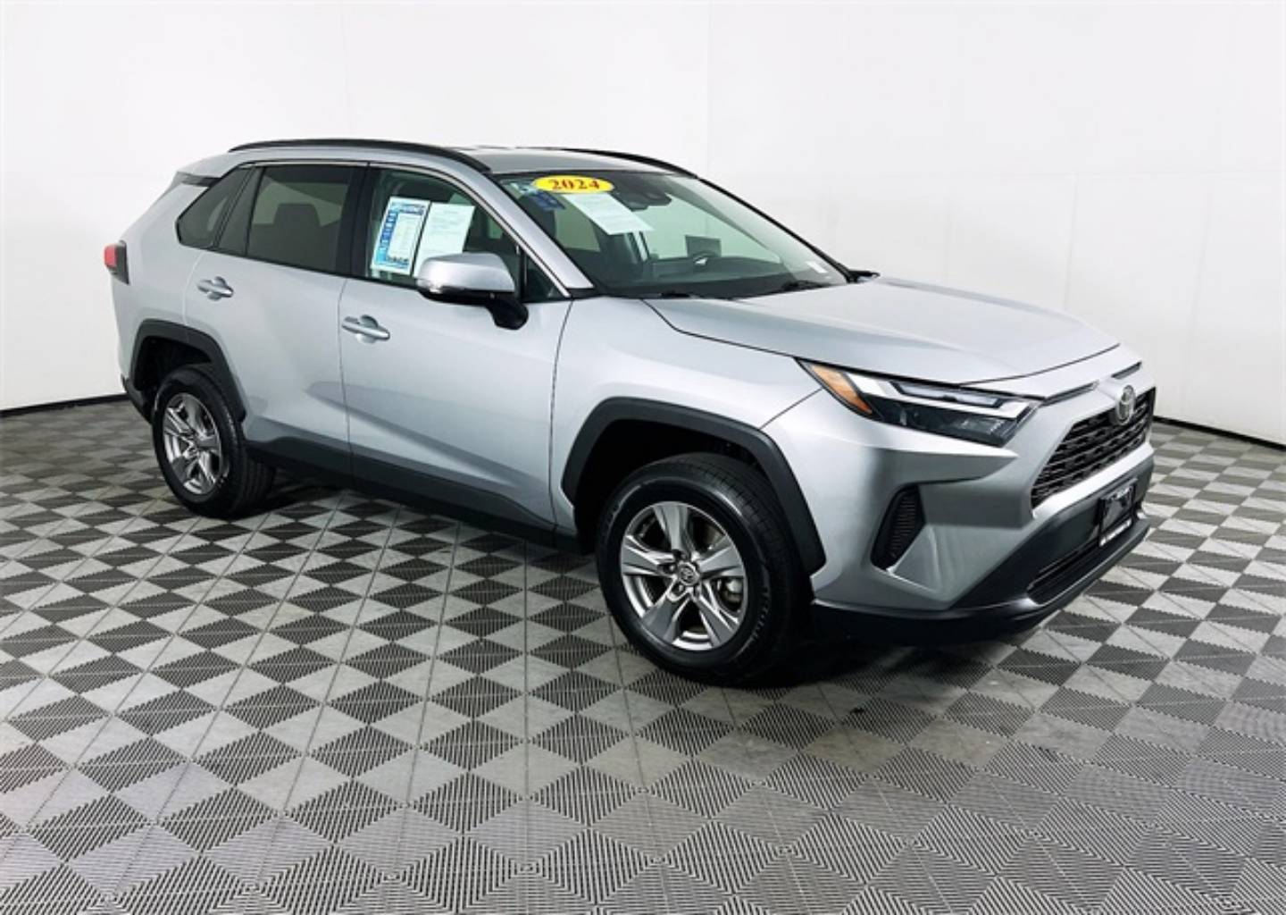 2024 Toyota RAV4 XLE's photo