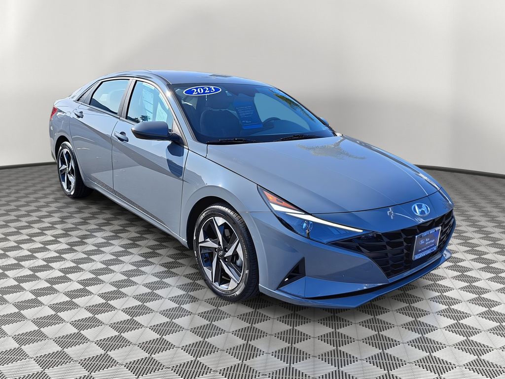 2023 Hyundai Elantra SEL photo 3