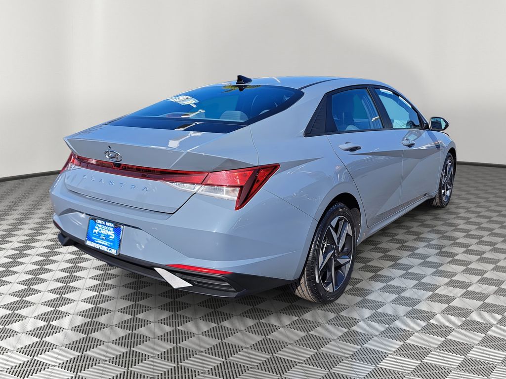 2023 Hyundai Elantra SEL photo 4