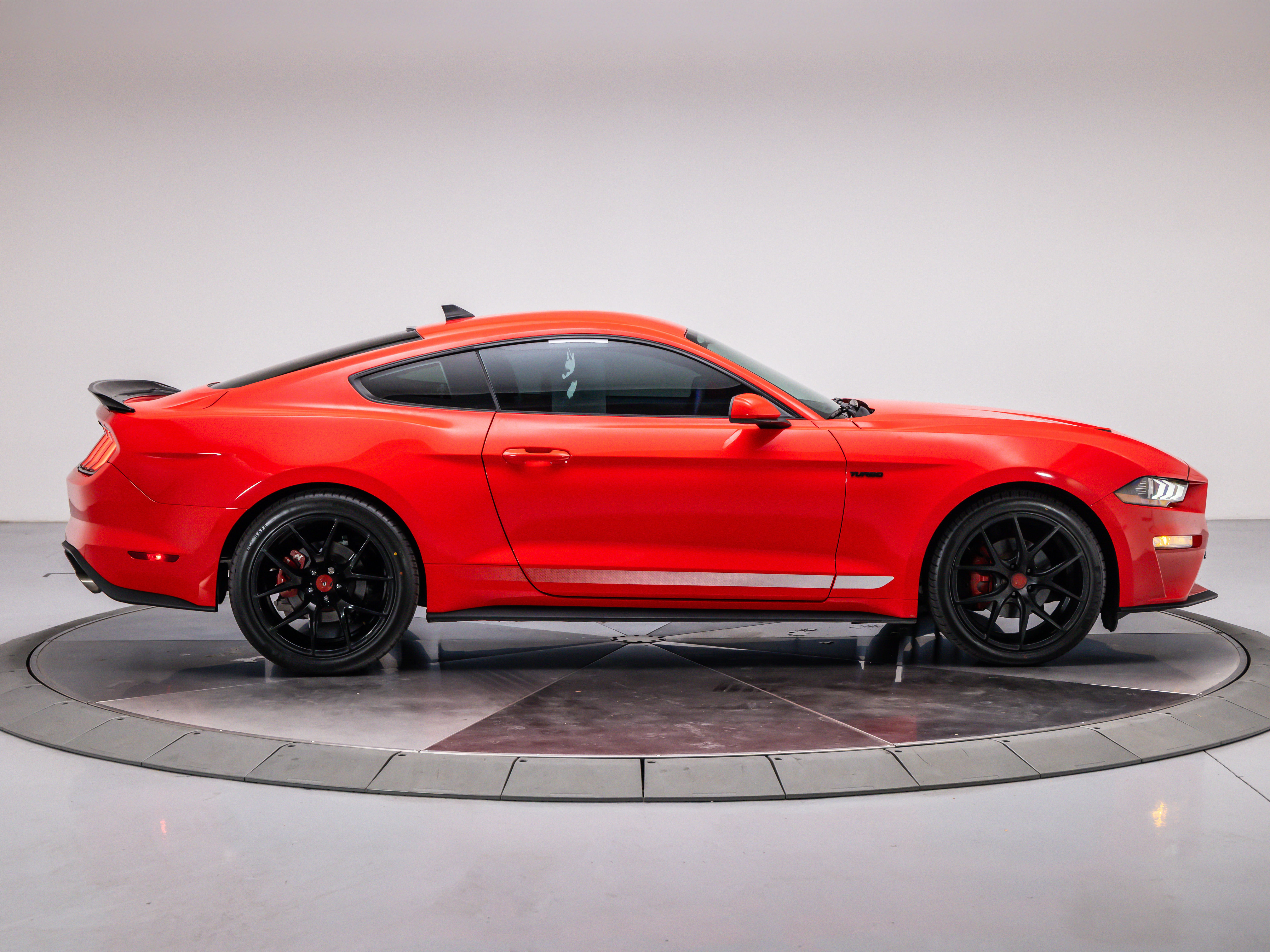 2020 Ford Mustang photo 3