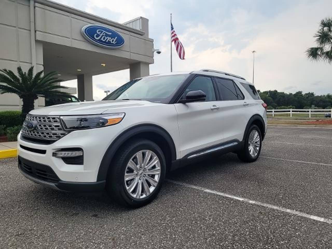 2024 Ford Explorer Limited's photo