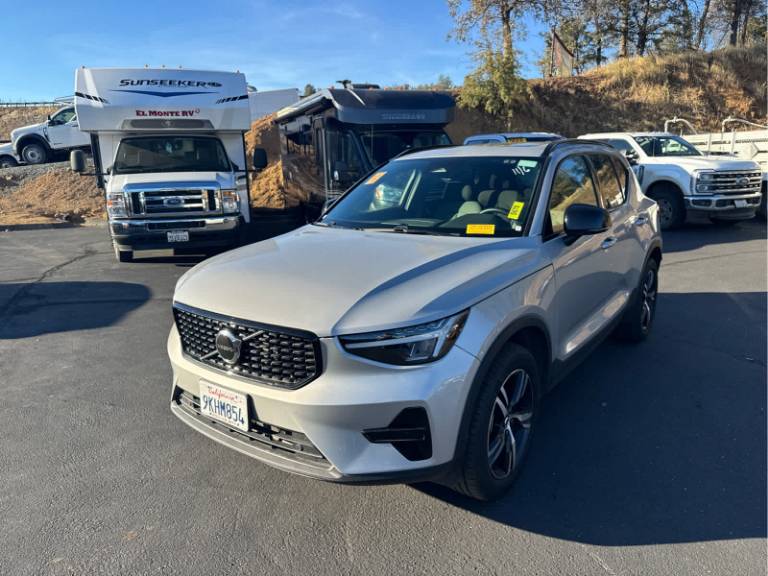 2024 Volvo XC40 Core Dark Theme