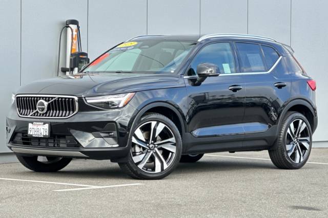 2025 Volvo XC40 B5 Plus Bright Theme