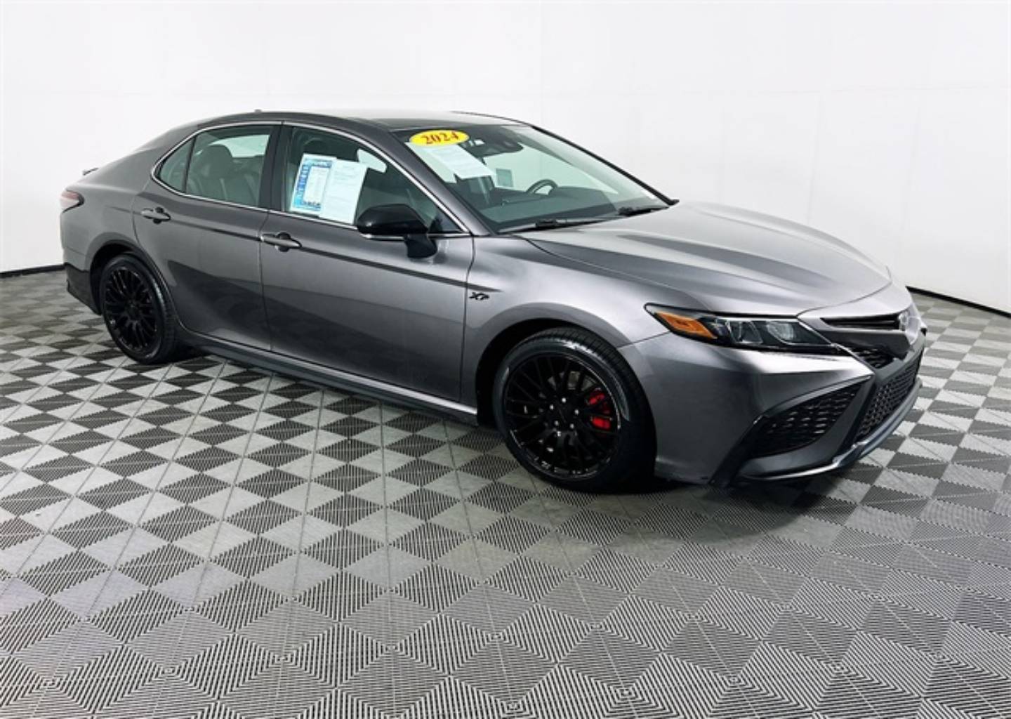 2024 Toyota Camry SE's photo