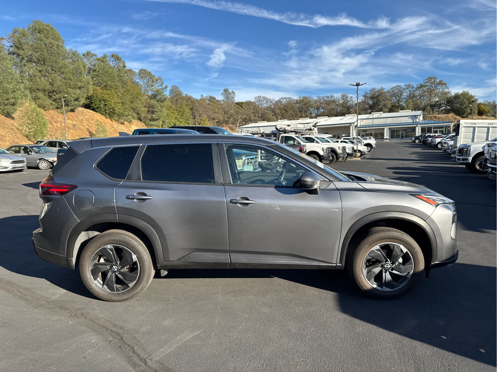 2024 Nissan Rogue SV photo 3