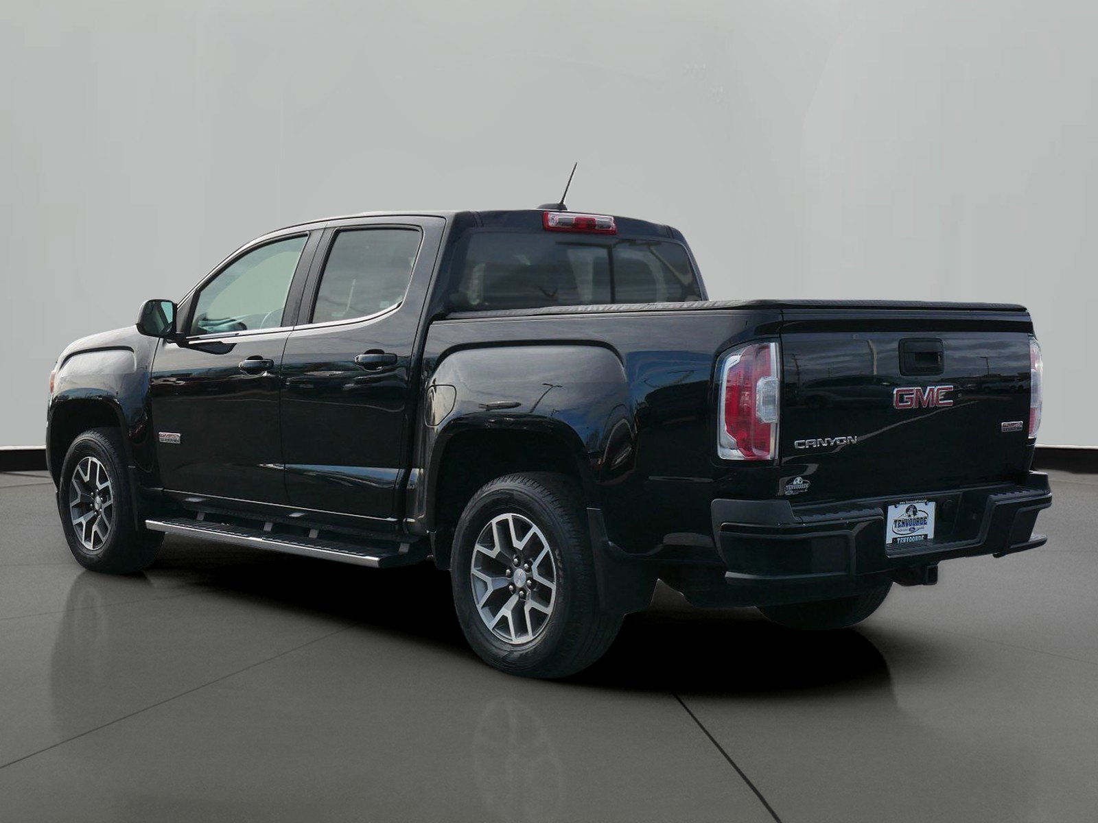 Used 2016 GMC Canyon SLE with VIN 1GTG6CE39G1358638 for sale in St. Cloud, Minnesota