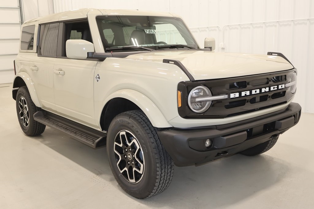 2025 Ford Bronco Outer Banks photo 2