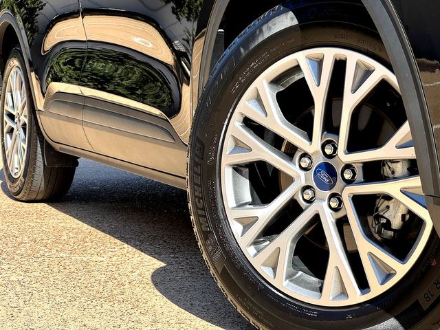 2022 Ford Escape SEL photo 2