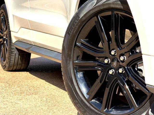 2022 Ford Edge ST photo 2