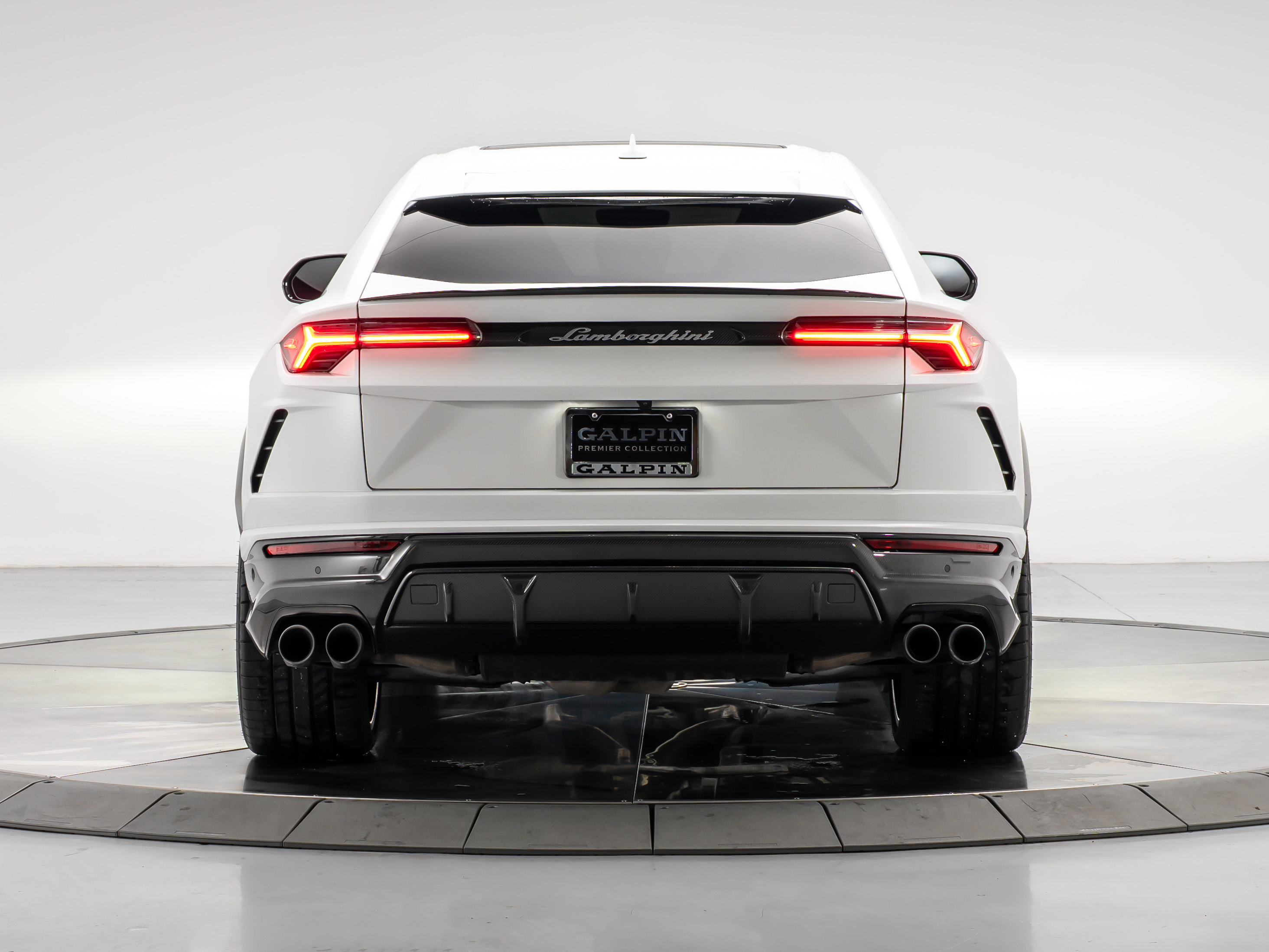 2022 Lamborghini Urus Base photo 2