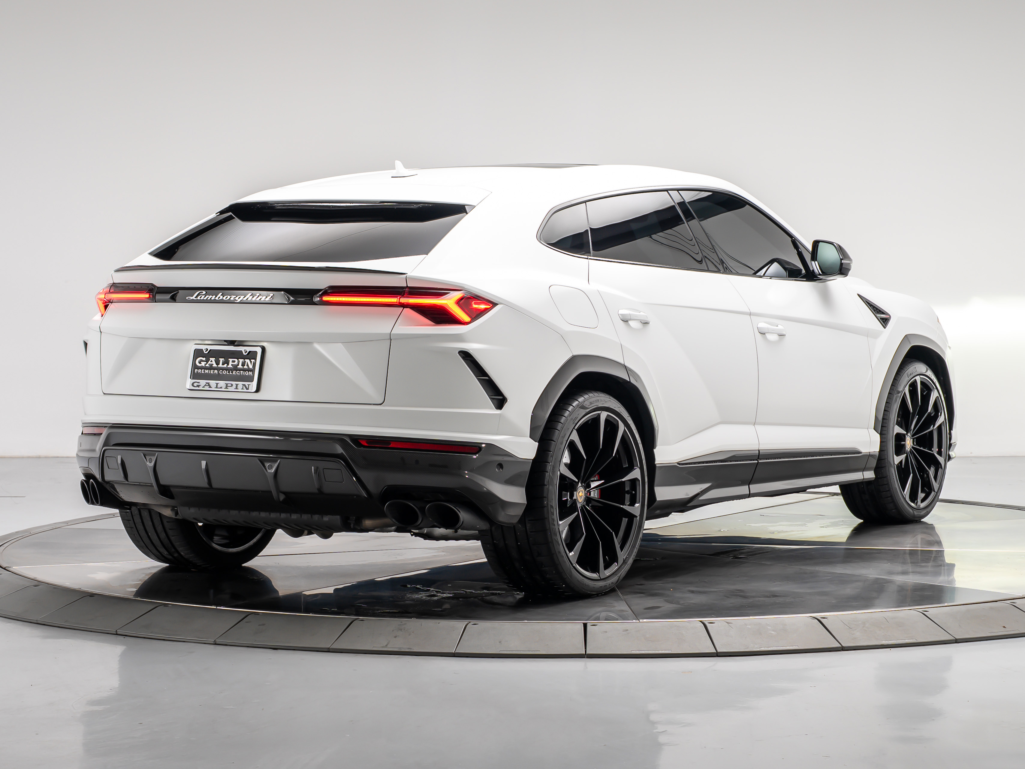 2022 Lamborghini Urus Base photo 3