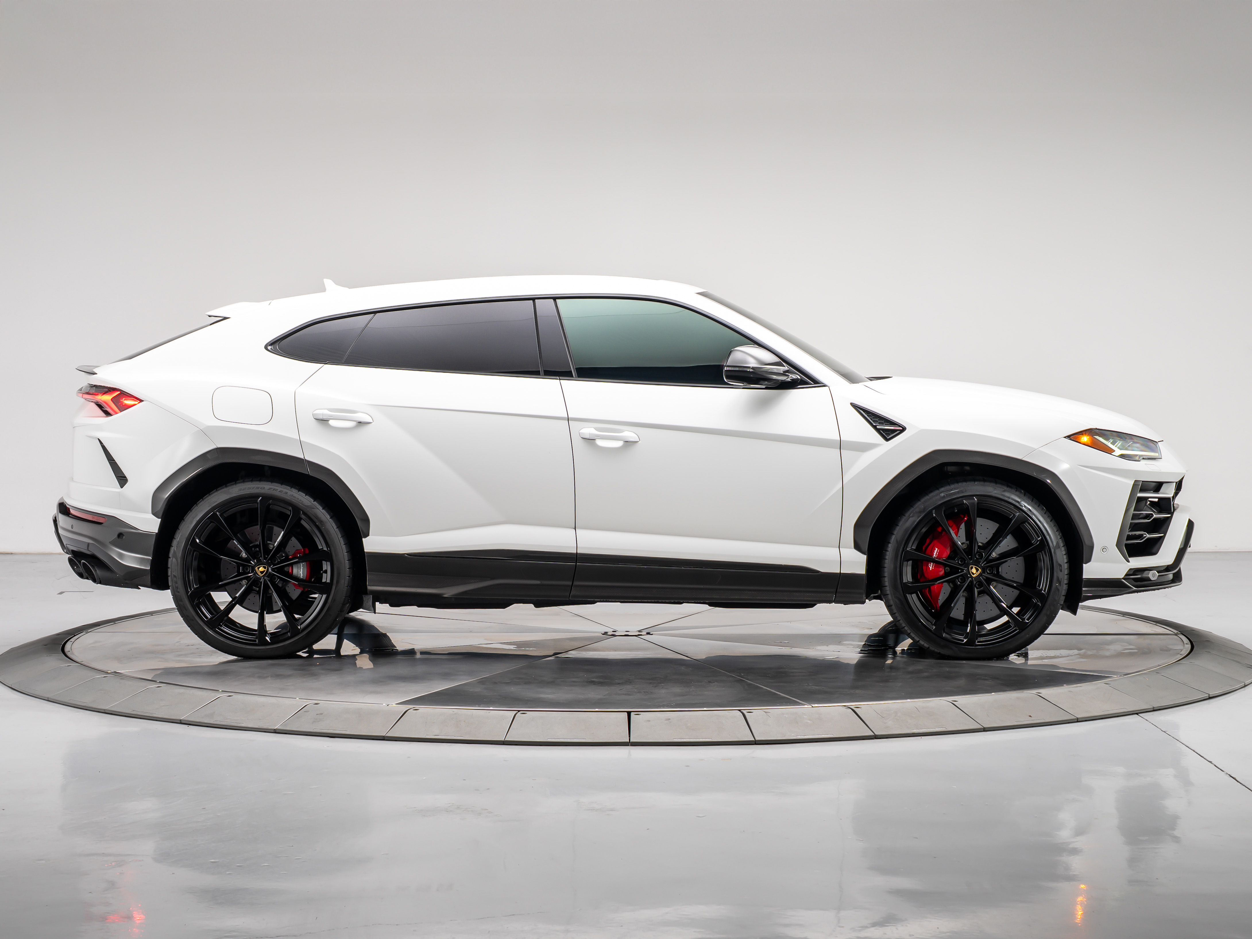 2022 Lamborghini Urus Base photo 4