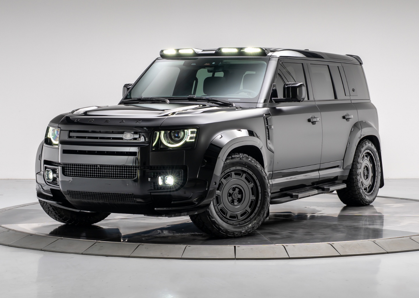 2024 Land Rover Defender SE's photo