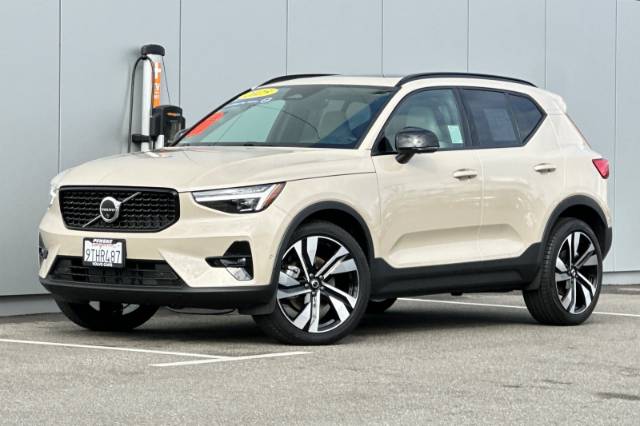 2025 Volvo XC40 B5 Ultra Dark Theme