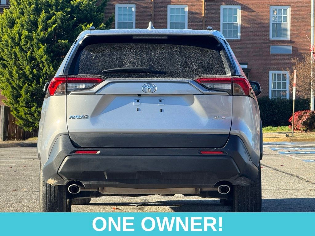 2021 Toyota RAV4 XLE photo 3