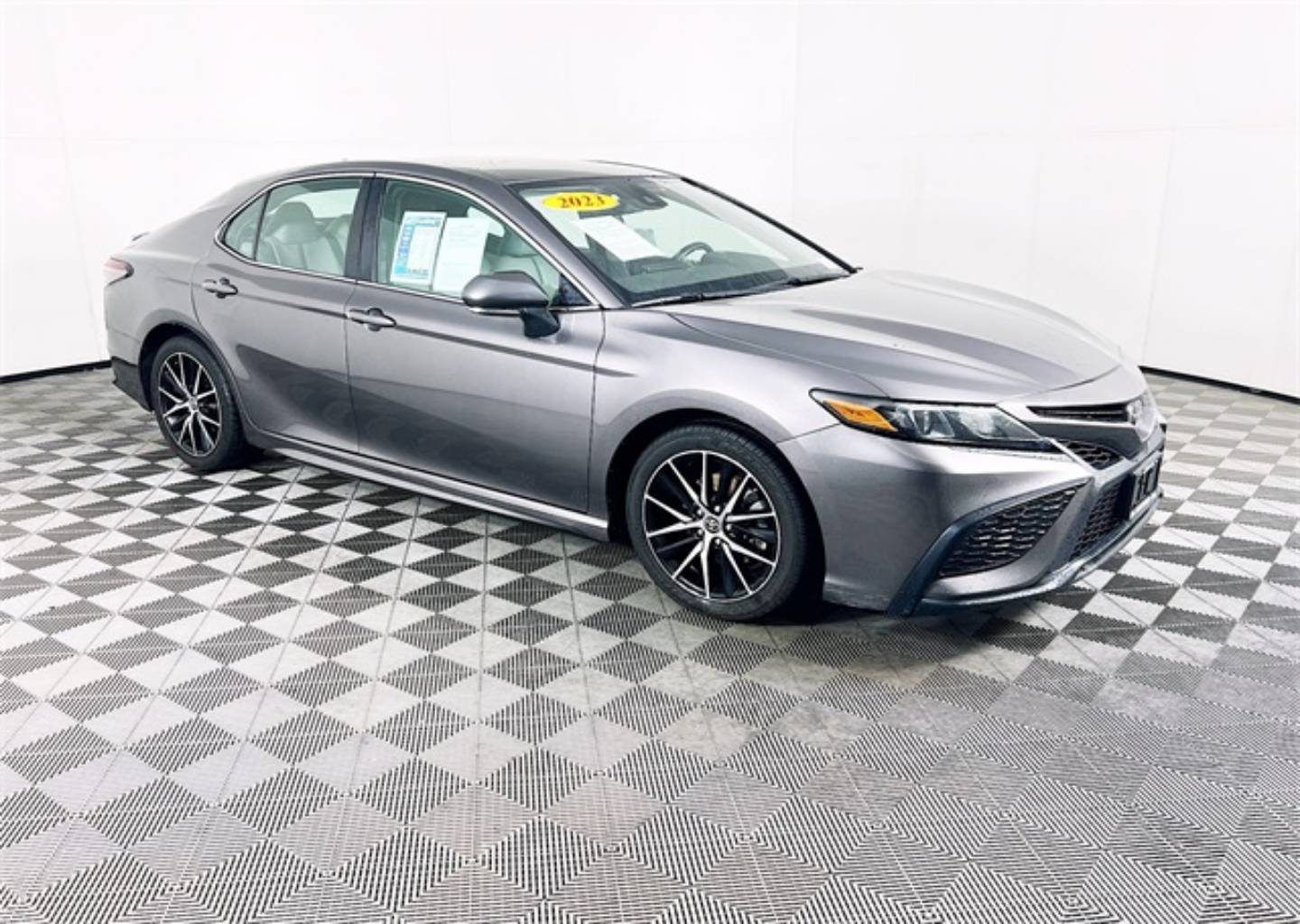 2023 Toyota Camry SE's photo