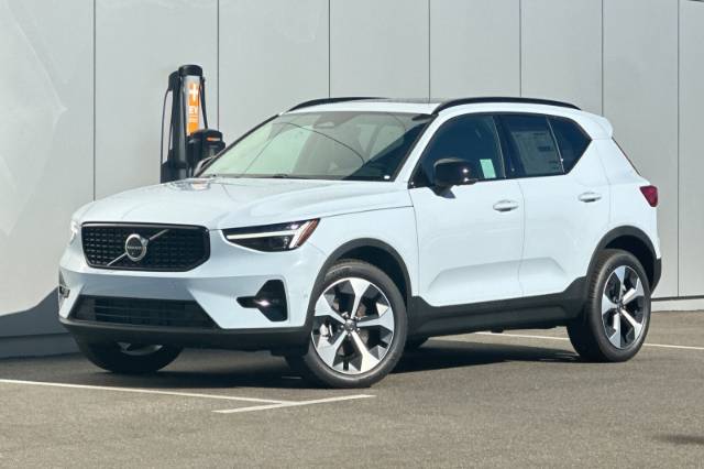 2025 Volvo XC40 B5 Plus Dark Theme