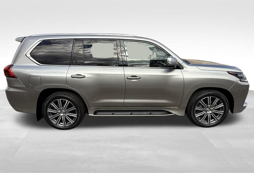 2017 Lexus LX 570 photo 4