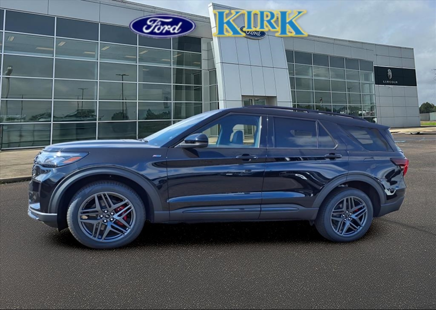 2025 Ford Explorer ST-LINE's photo