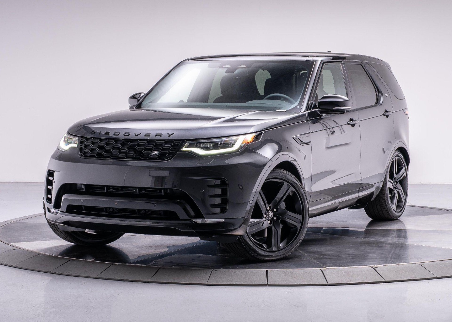 2025 Land Rover Discovery Dynamic SE's photo