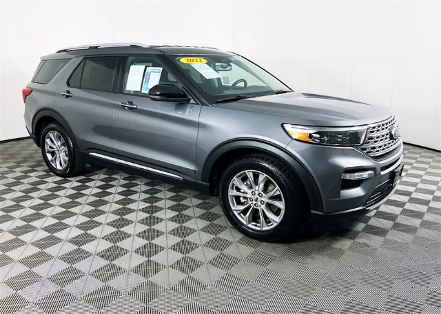 2022 Ford Explorer Limited's photo