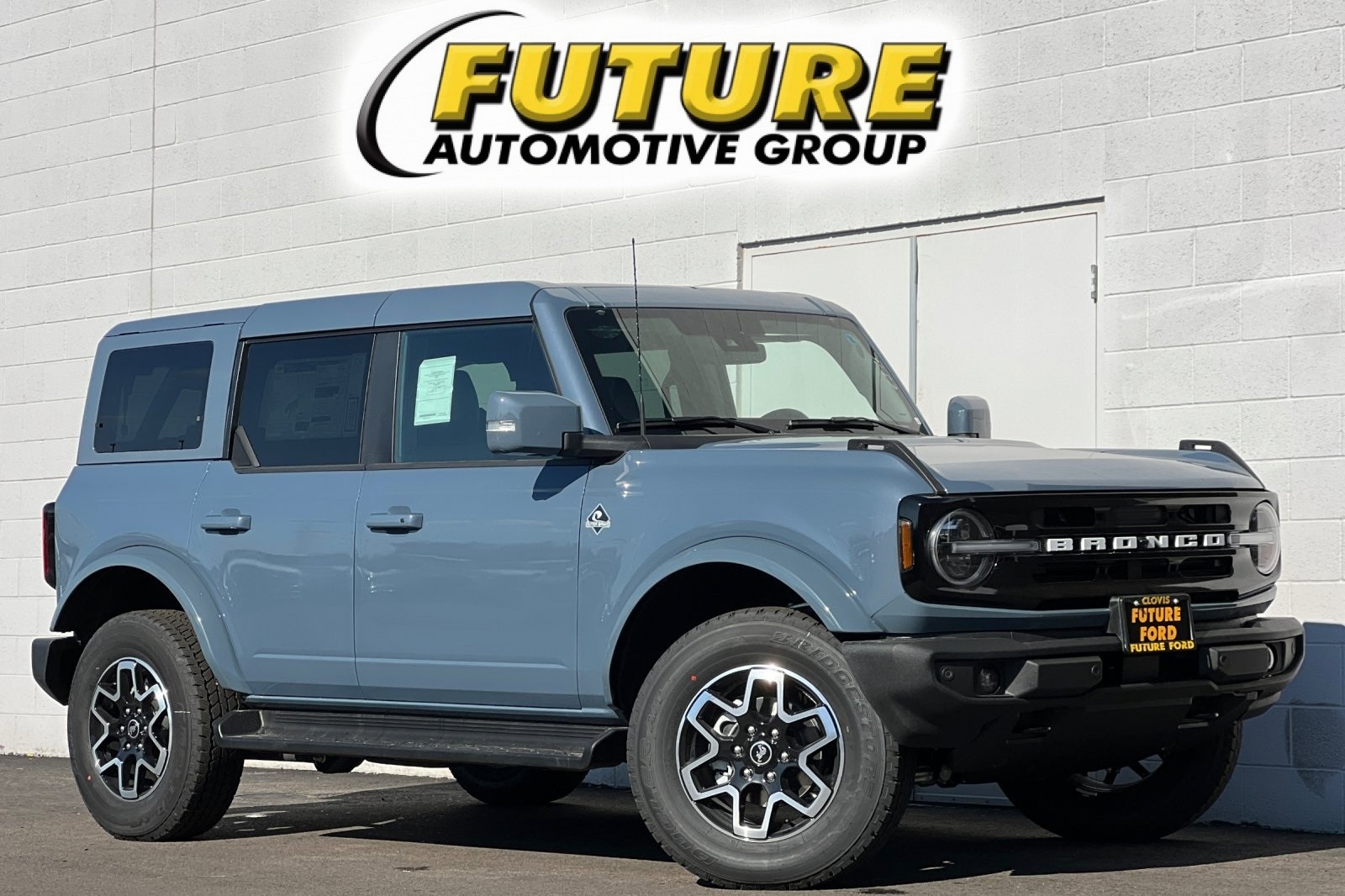 2025 Ford Bronco 4-Door Outer Banks's photo
