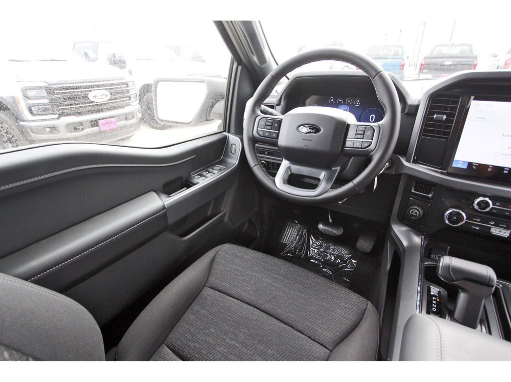 2025 Ford F-150 XLT photo 4