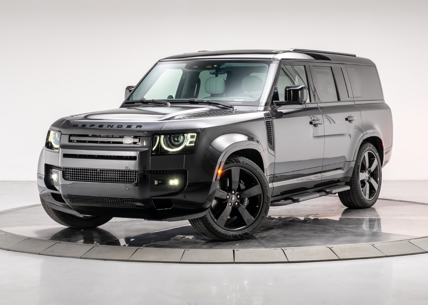 2025 Land Rover Defender V8's photo