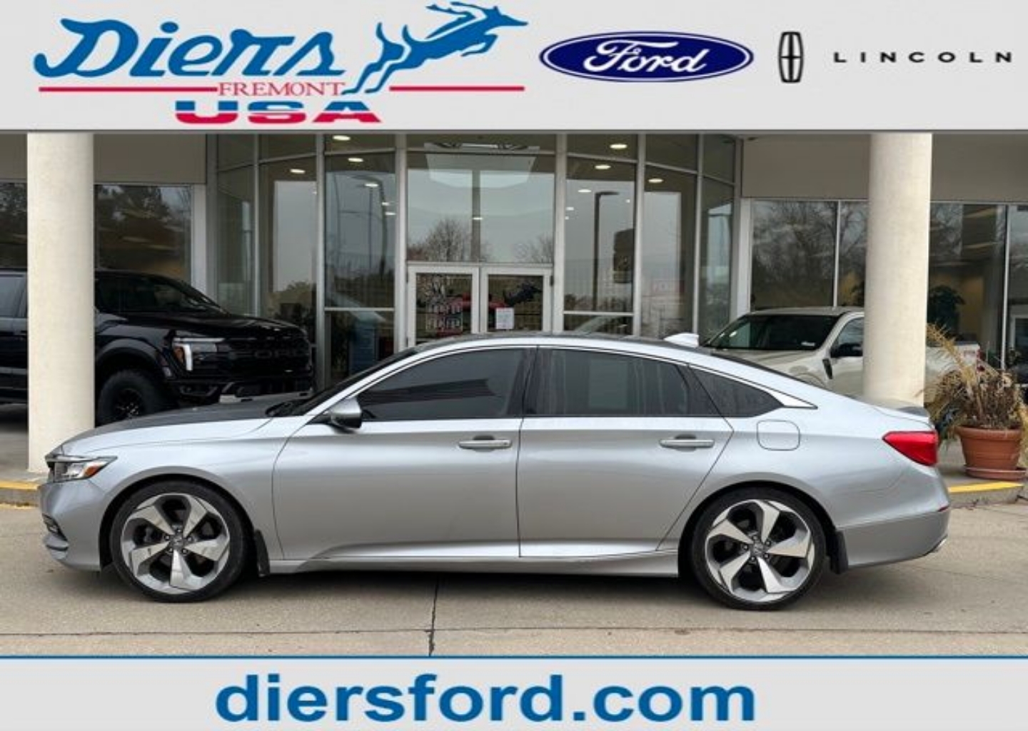 2019 Honda Accord Touring's photo