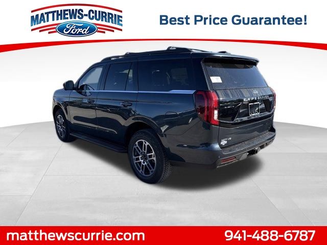 2025 Ford Expedition photo 3