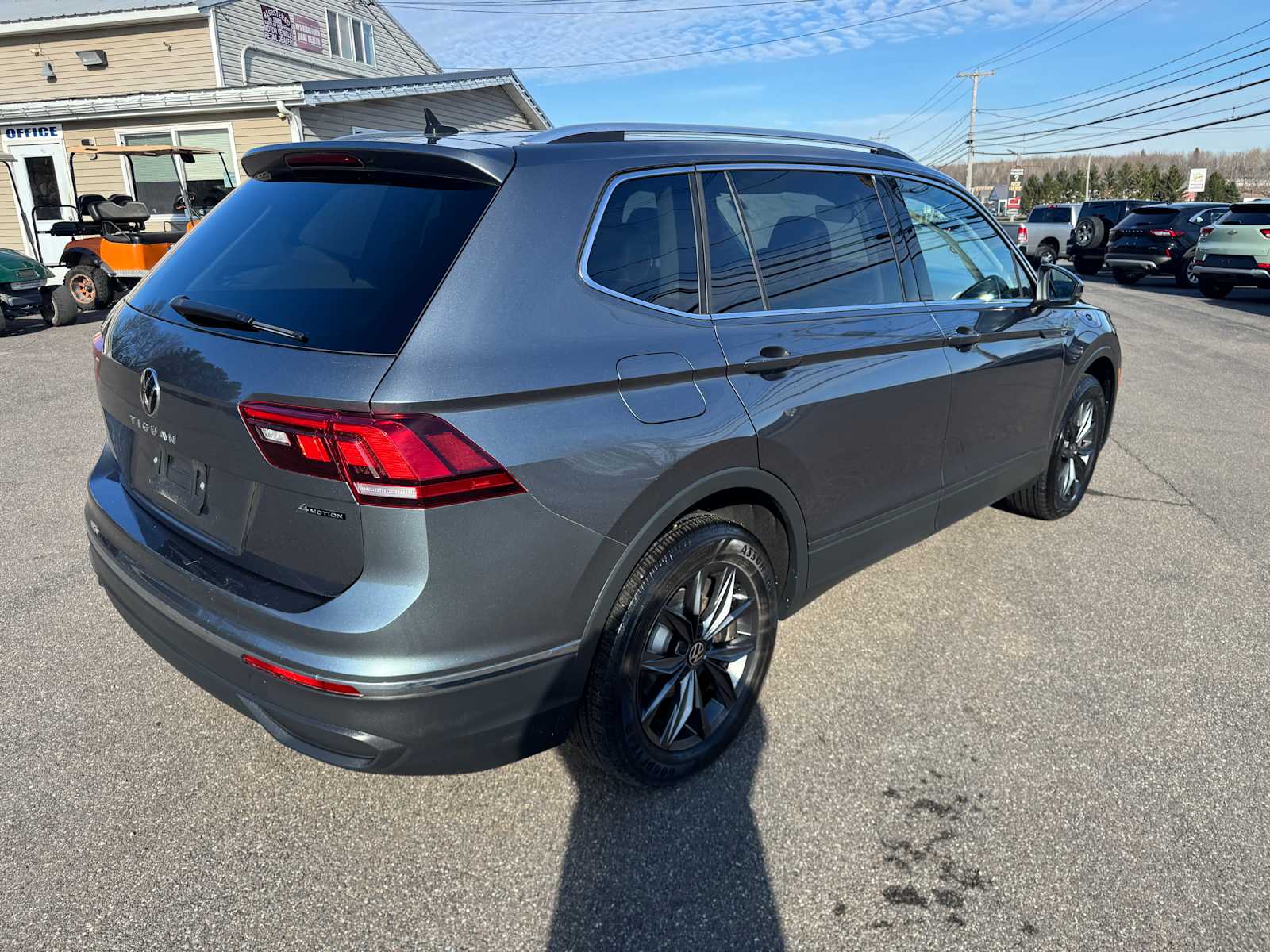 2022 Volkswagen Tiguan SE photo 2