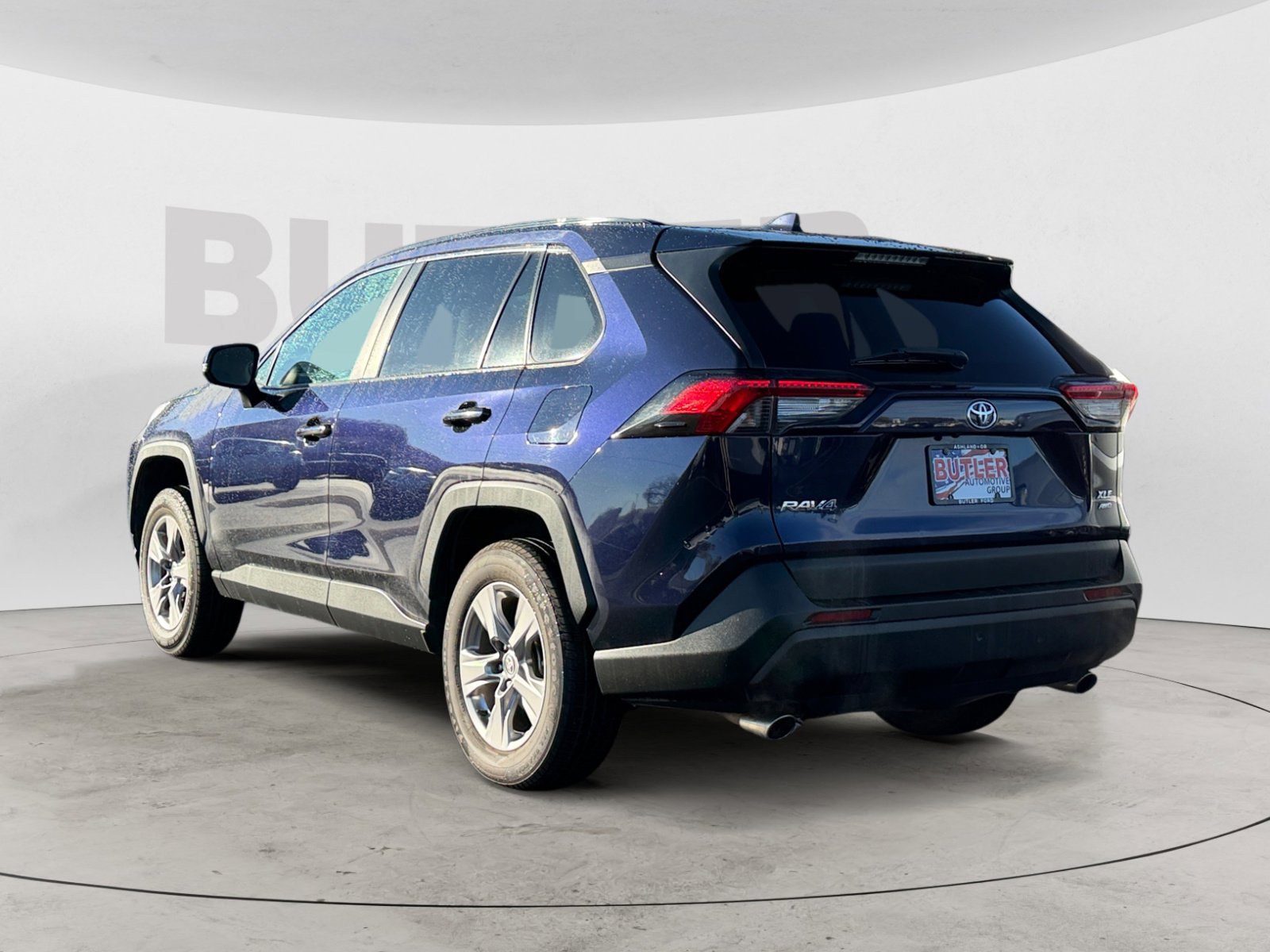 2022 Toyota RAV4 XLE photo 2