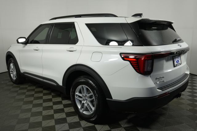 2025 Ford Explorer photo 2
