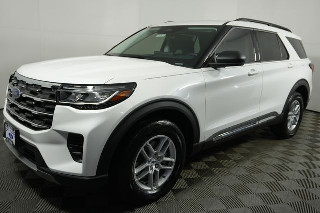 2025 Ford Explorer photo 3