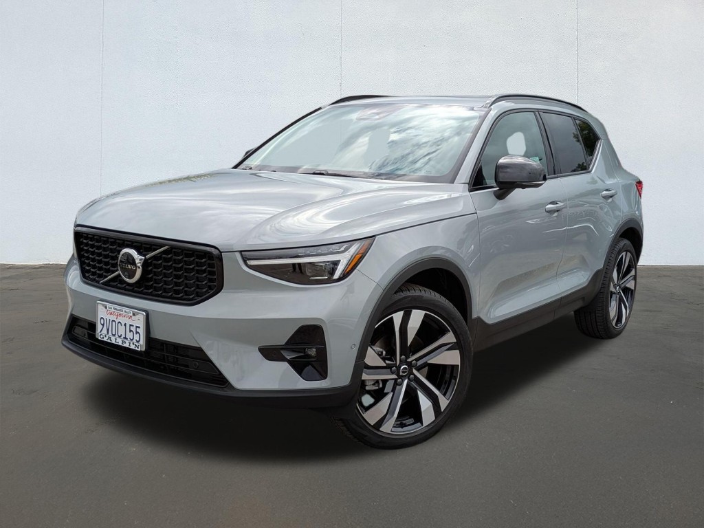 2025 Volvo XC40 B5 Ultra Dark Theme