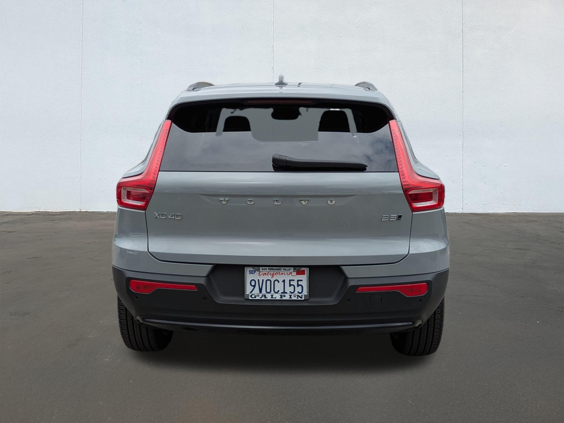 2025 Volvo XC40 photo 3