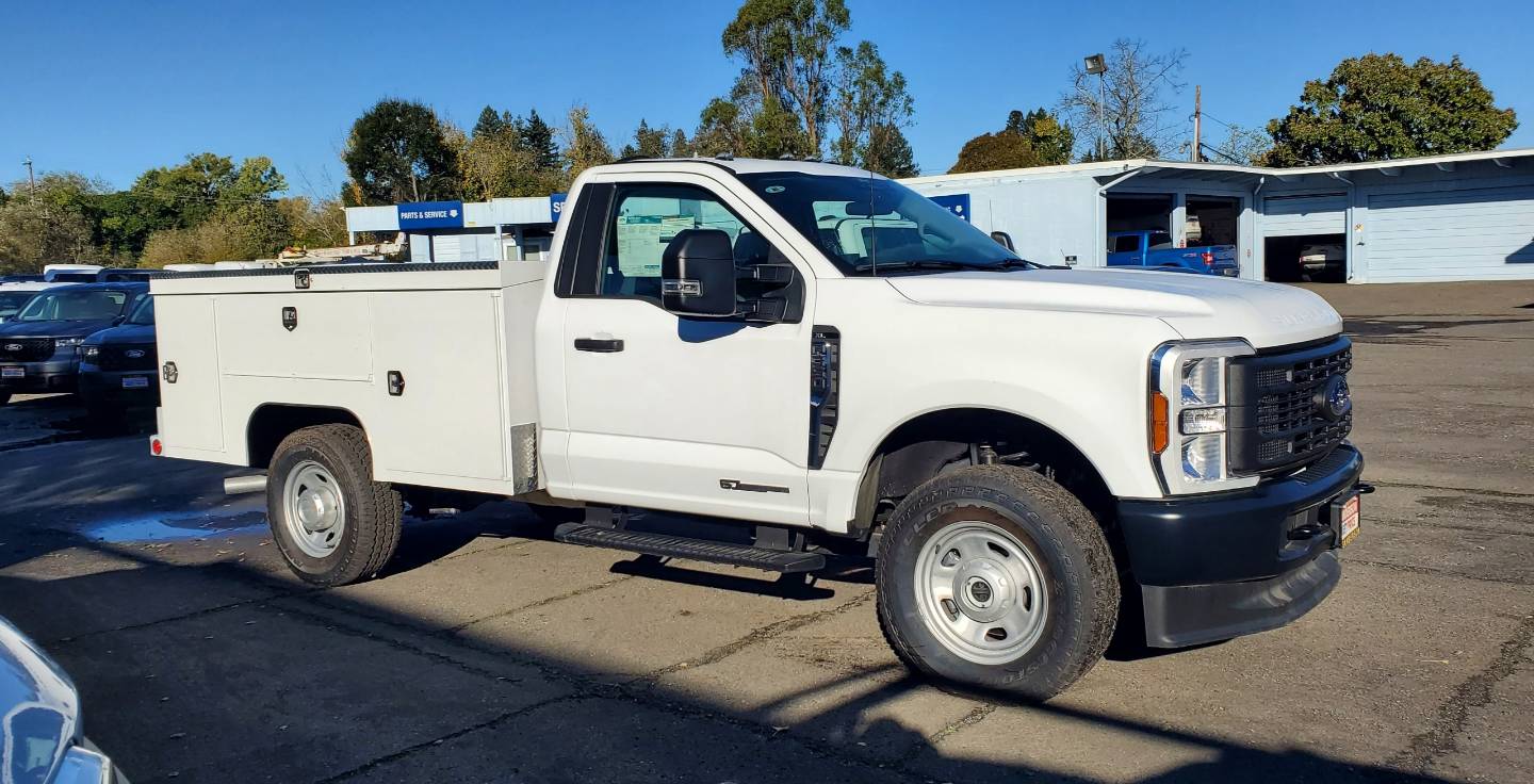 2024 Ford F-350 Super Duty Chassis Cab XL's photo