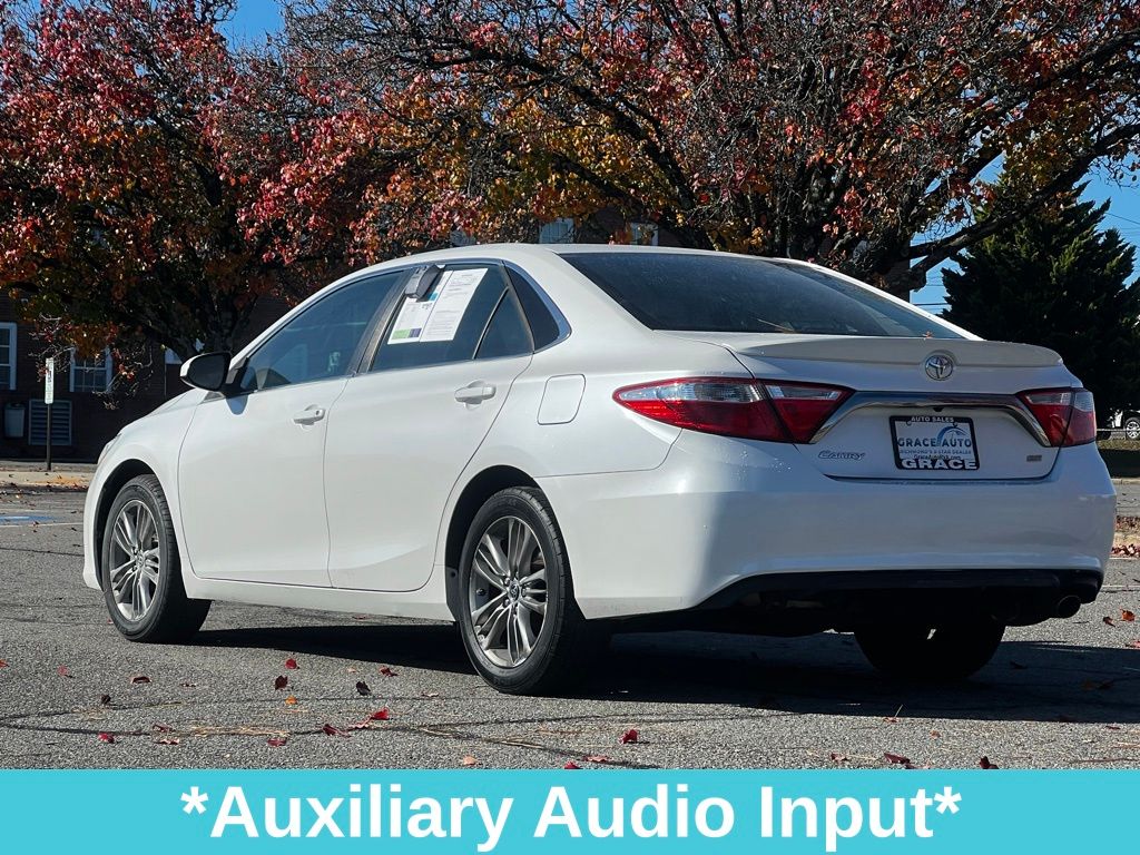 2016 Toyota Camry SE photo 3