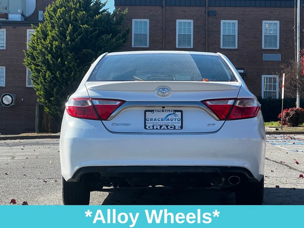 2016 Toyota Camry SE photo 4