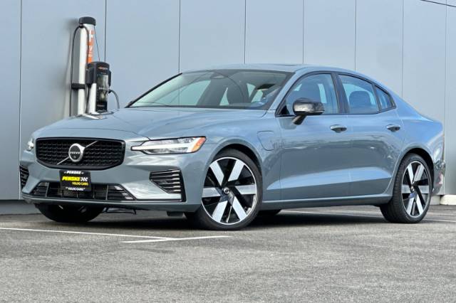 2023 Volvo S60 Recharge Plug-In Hybrid T8 Plus Dark Theme