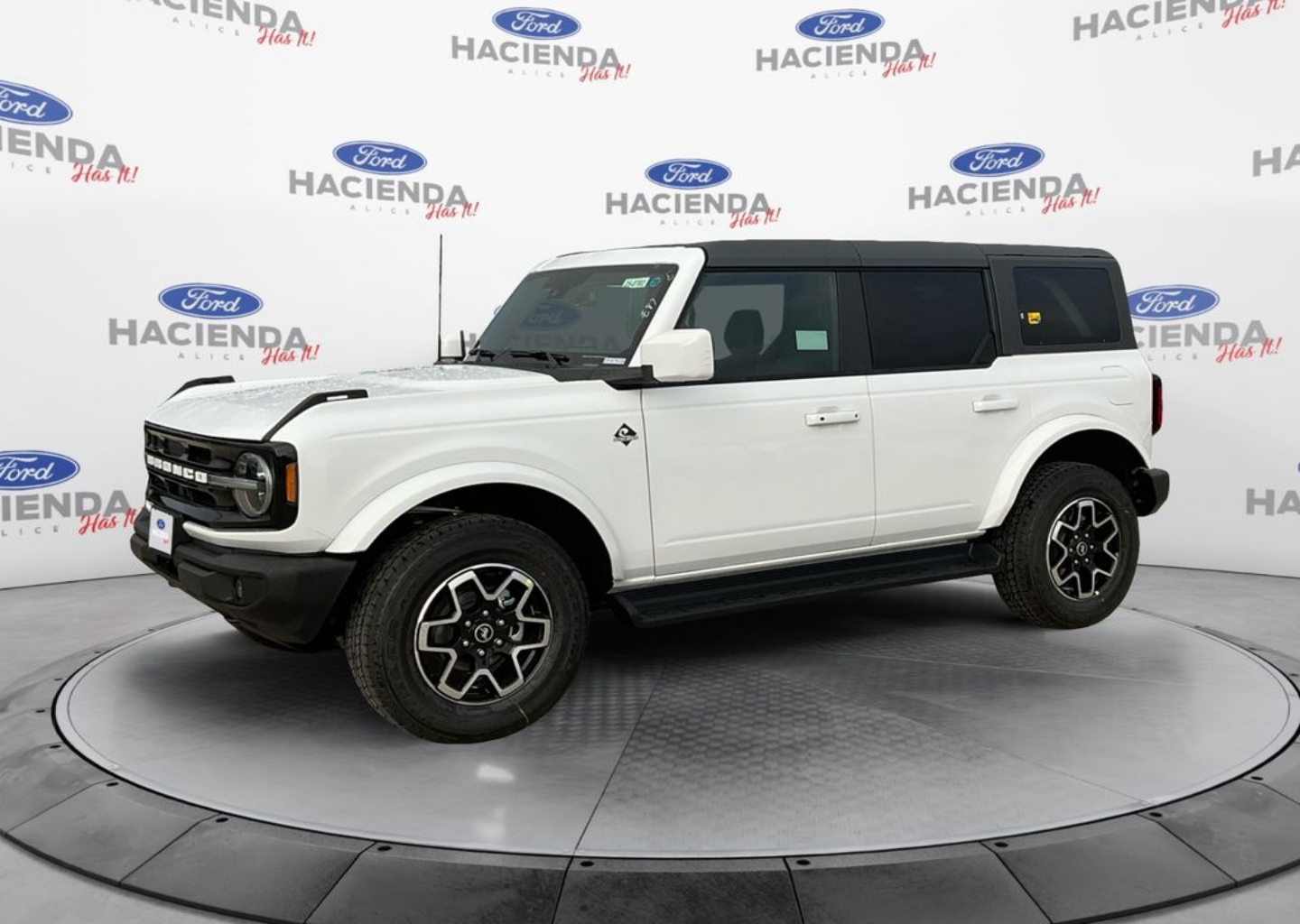 2025 Ford Bronco 4-Door Outer Banks's photo